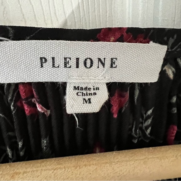 PLEIONE Anthropologie Size Medium Black Floral Top Blouse - Picture 4 of 10